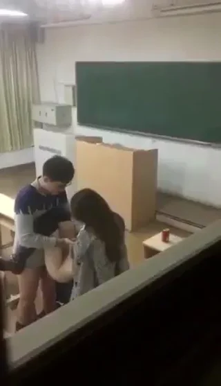 일반-학교에서 여친이랑 섹스하는 모습을 몰래 찍힘 | 한국야동 고화질 스트리밍